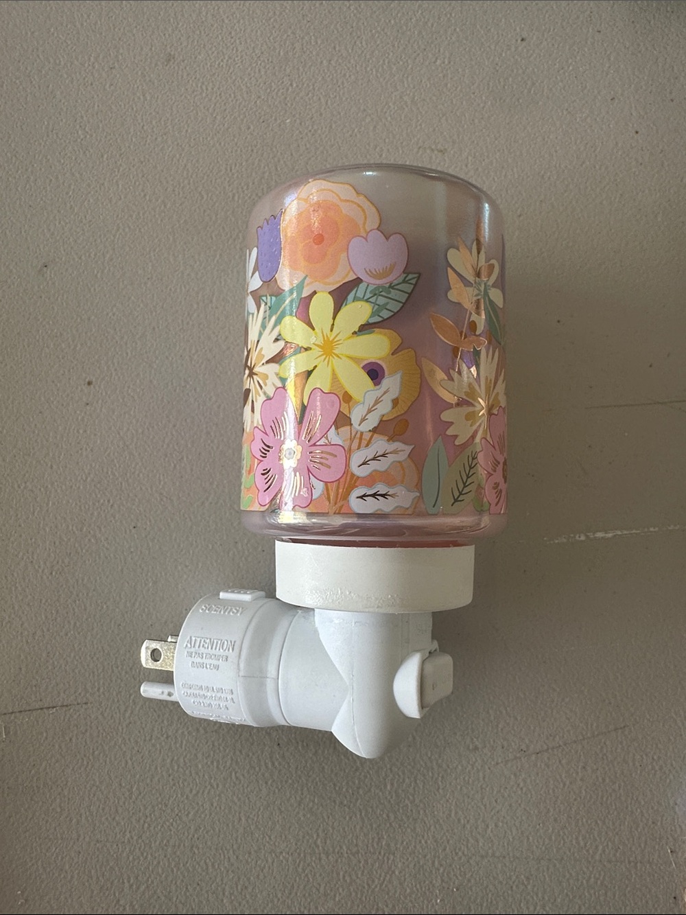 Scentsy Daydream mini Floral Nightlight Warmer in Pink, Yellow, Purple.